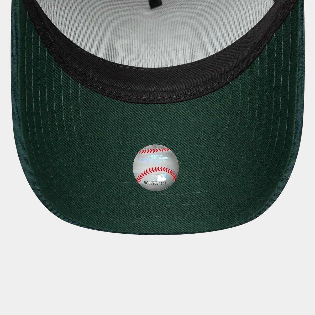 Dessous de visière vert, doublure intérieure grise et pastille MLB