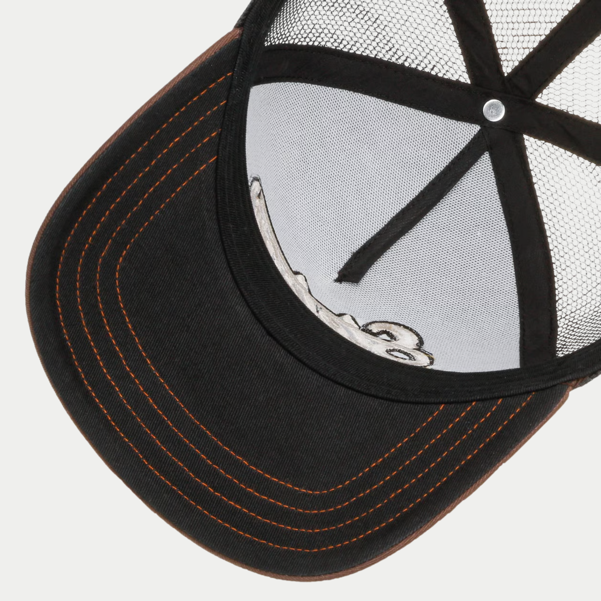 Dessous de la casquette Speed Shop Stetson olive et noir : visière doublée noire à surpiqûres orange