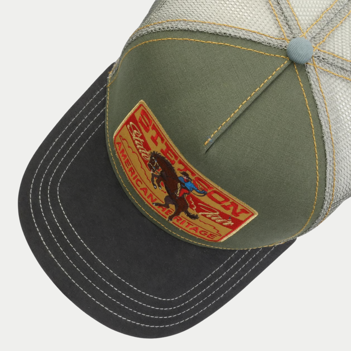 Vue du dessus de la casquette trucker State Fair Stetson : devant olive, cavalier de rodéo brodé et surpiqûres moutarde