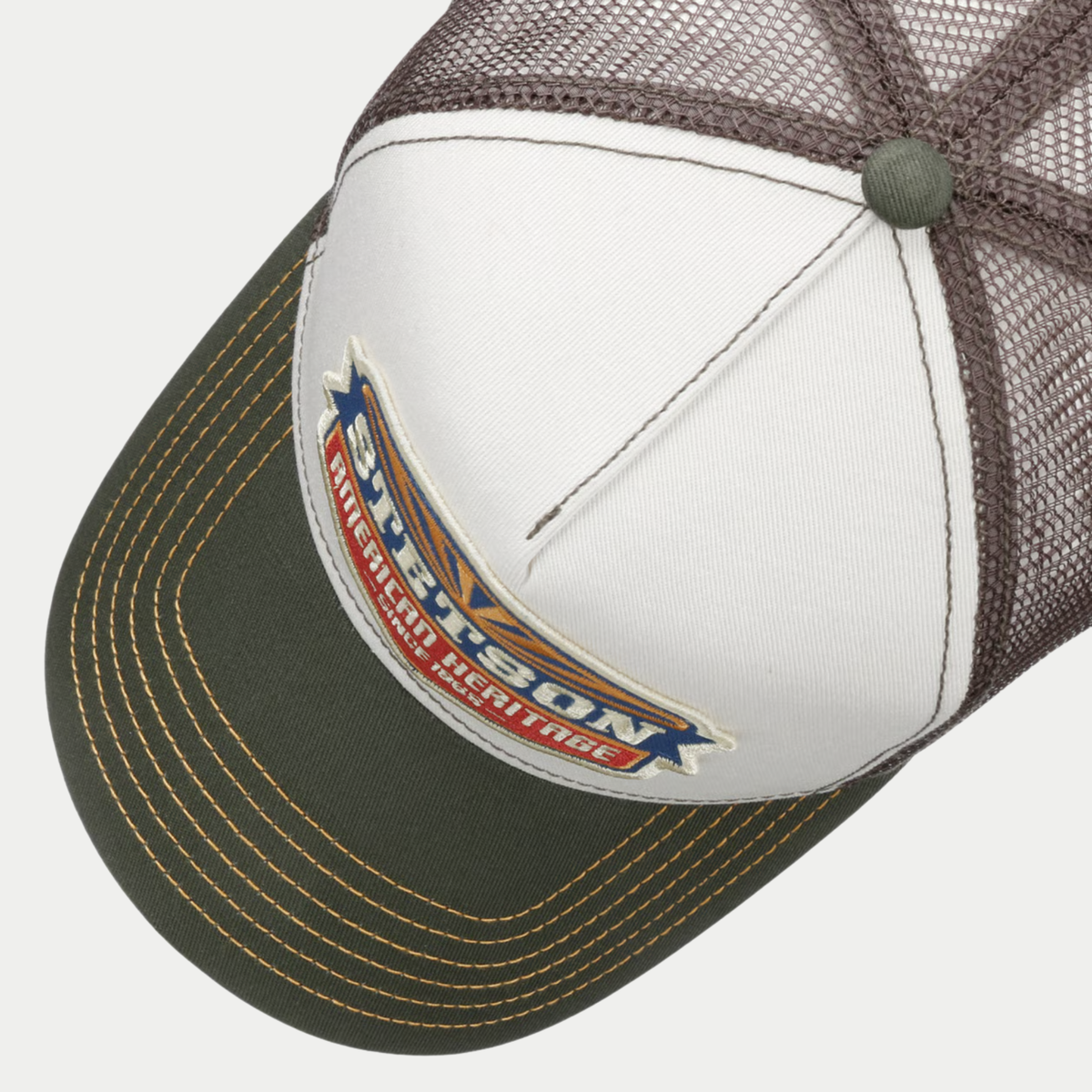 Dessus de la casquette trucker Sun Stetson : écusson brodé, visière olive aux surpiqûres moutarde et filet brun