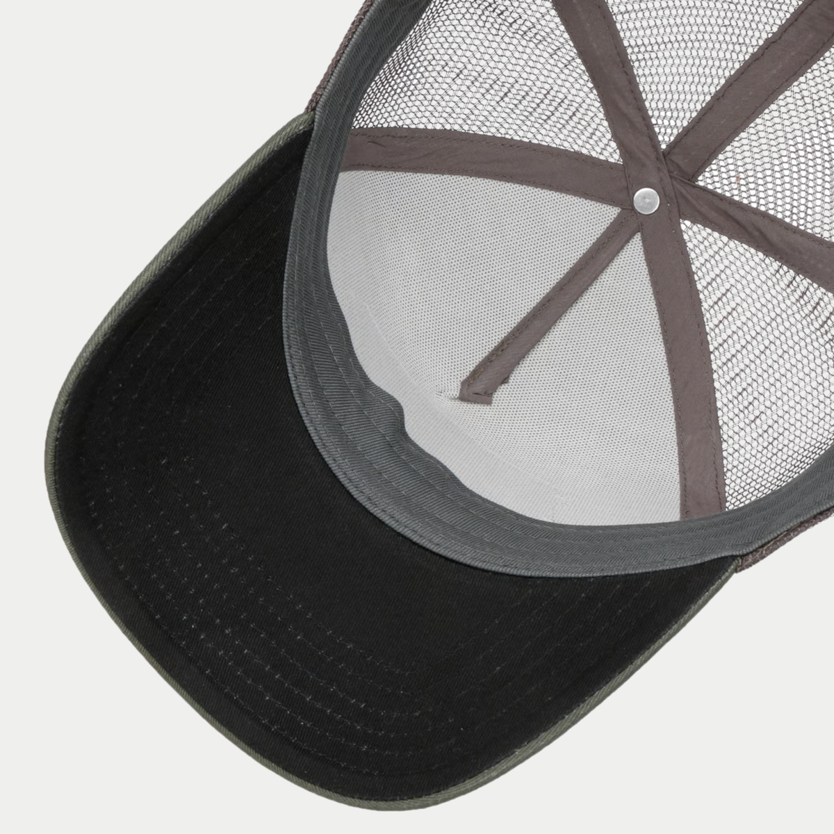 Dessous de la casquette trucker Sun Stetson : visière doublée noire, bandeau intérieur gris et filet brun