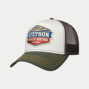 Casquette trucker Sun Stetson gris clair de trois quarts, écusson American Heritage au soleil levant et visière olive