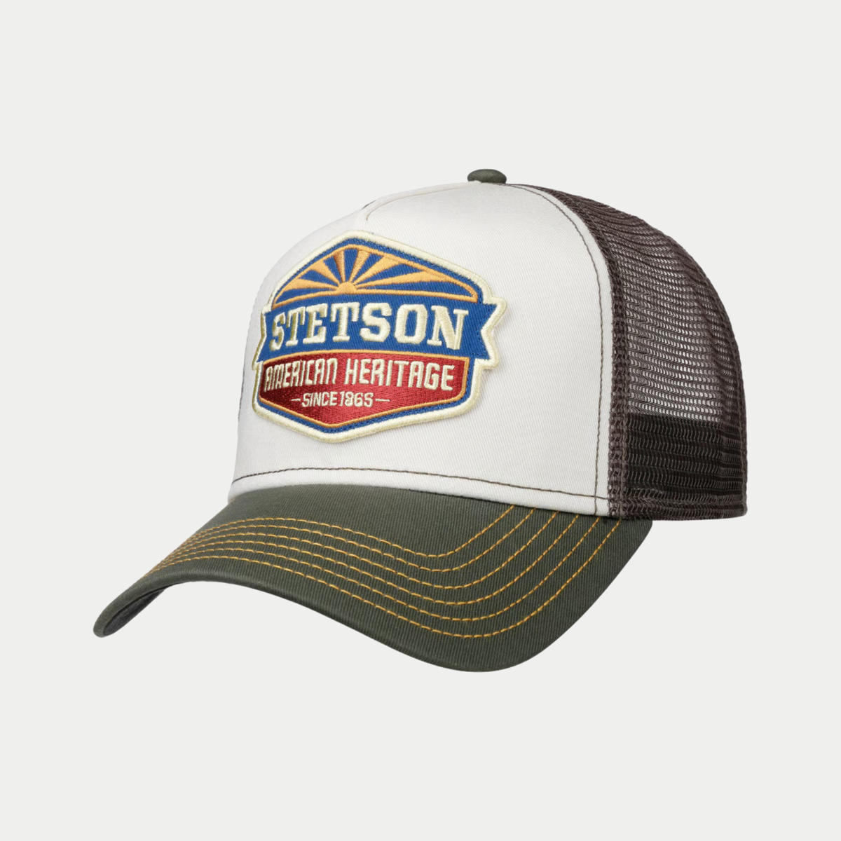 Casquette trucker Sun Stetson gris clair de trois quarts, écusson American Heritage au soleil levant et visière olive
