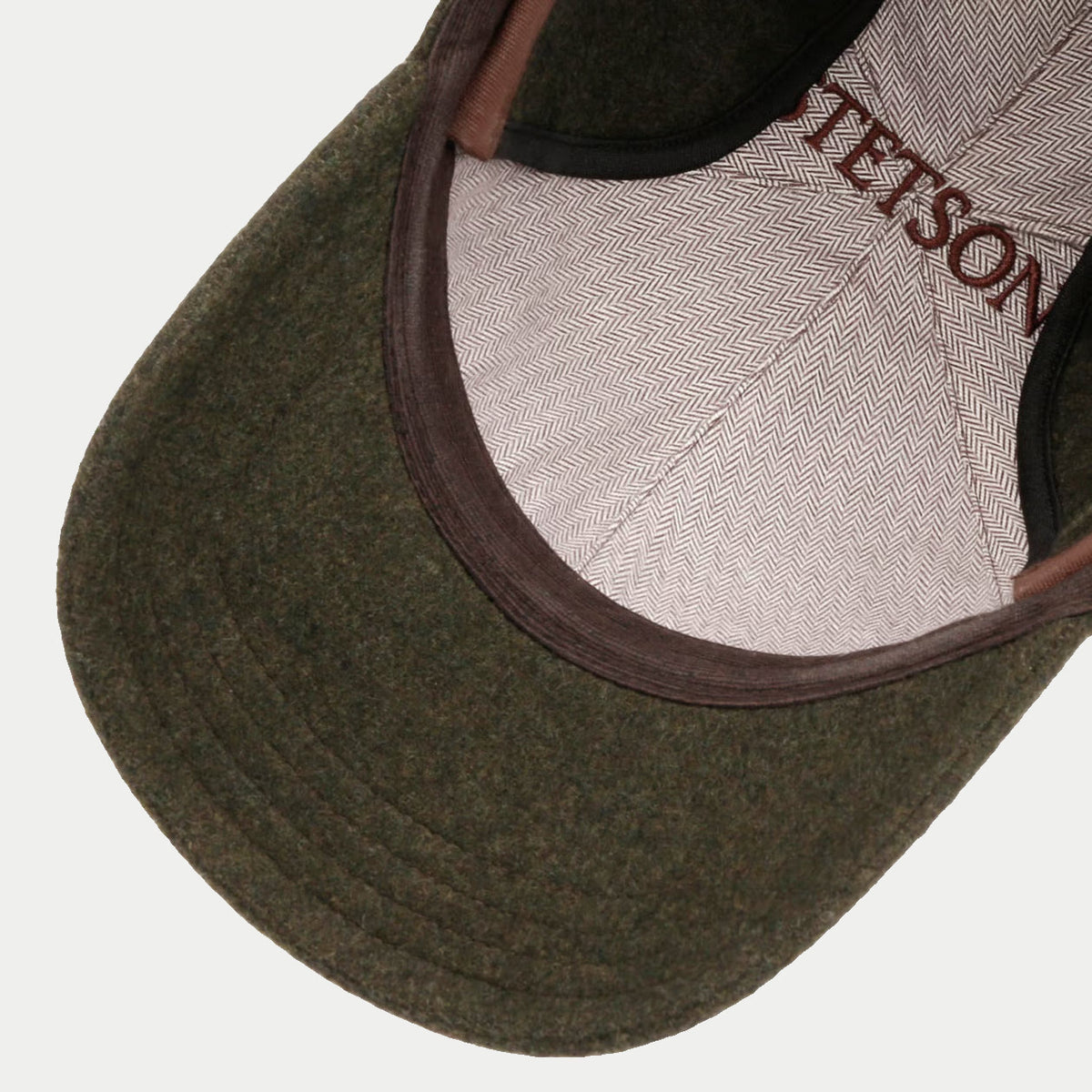 Intérieur de la casquette Vaby olive : doublure coton à chevrons, logo Stetson imprimé et bande marron