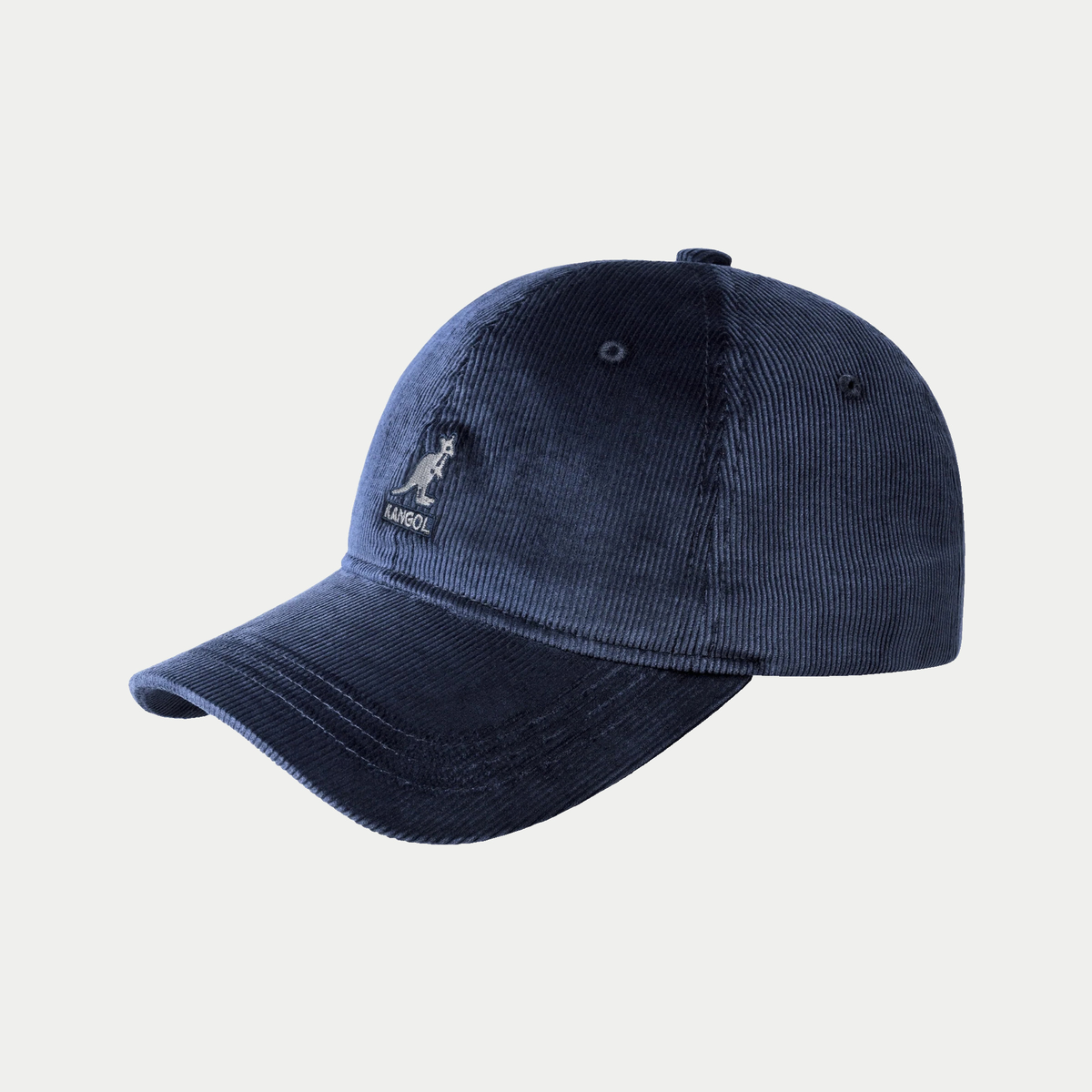 Casquette baseball Kangol en velours côtelé bleu marine, logo kangourou brodé gris clair, vue trois quarts avant