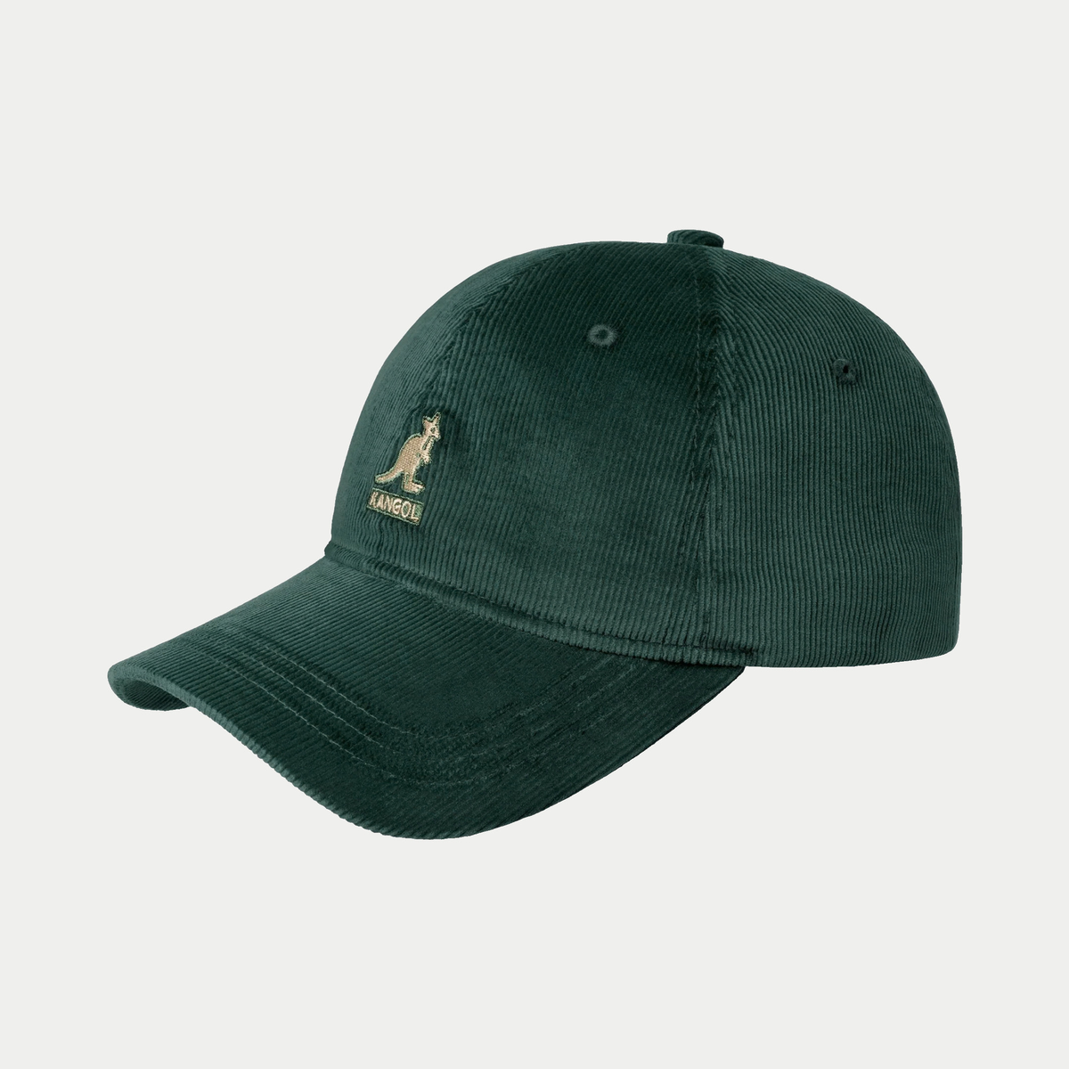 Casquette baseball Kangol Forrester en velours côtelé vert sapin, trois-quarts profil gauche, logo kangourou brodé beige doré