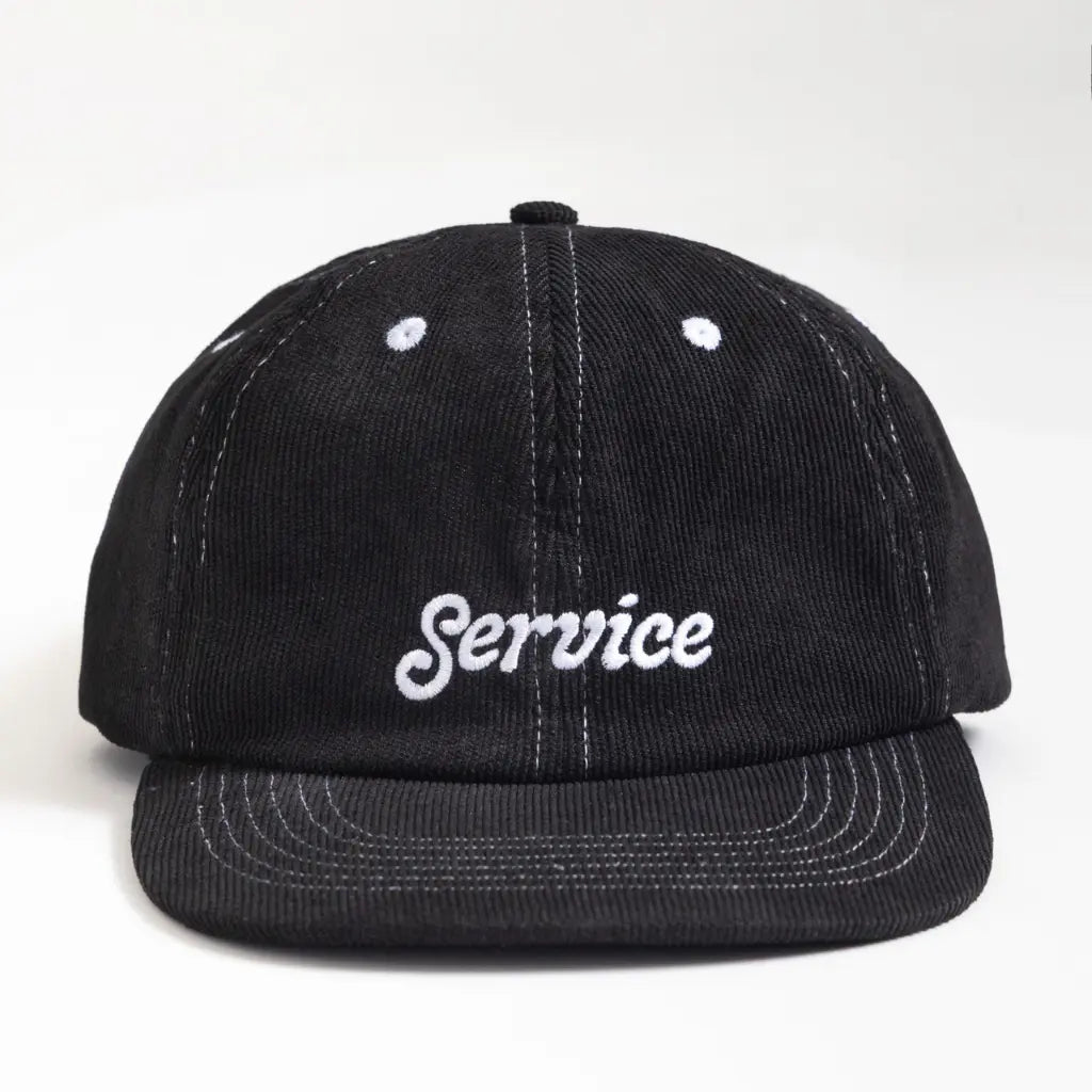 Casquette Service Script noire de face, visière souple et côtes fines du velours