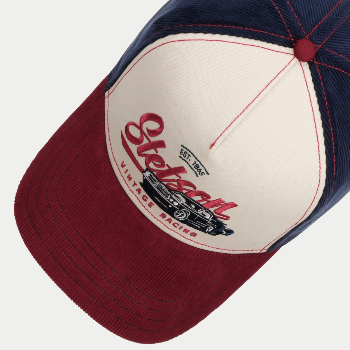 Dessus de la casquette Vintage Racing Stetson : bouton bordeaux, coutures rouges et visière en velours côtelé bordeaux