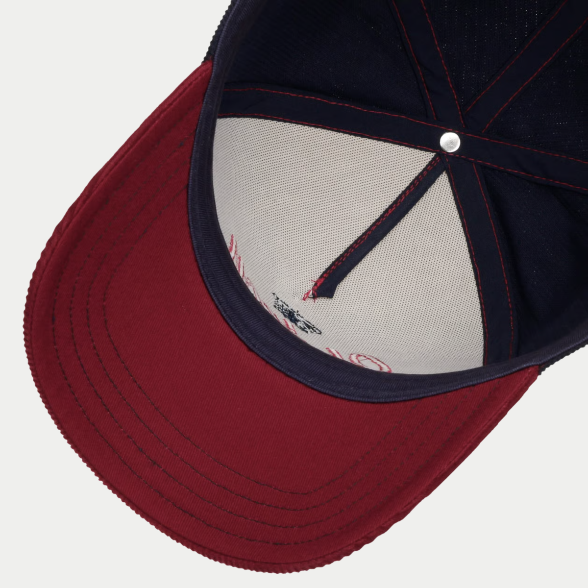 Dessous de la casquette Vintage Racing Stetson : visière bordeaux, bandeau et rubans intérieurs bleu marine