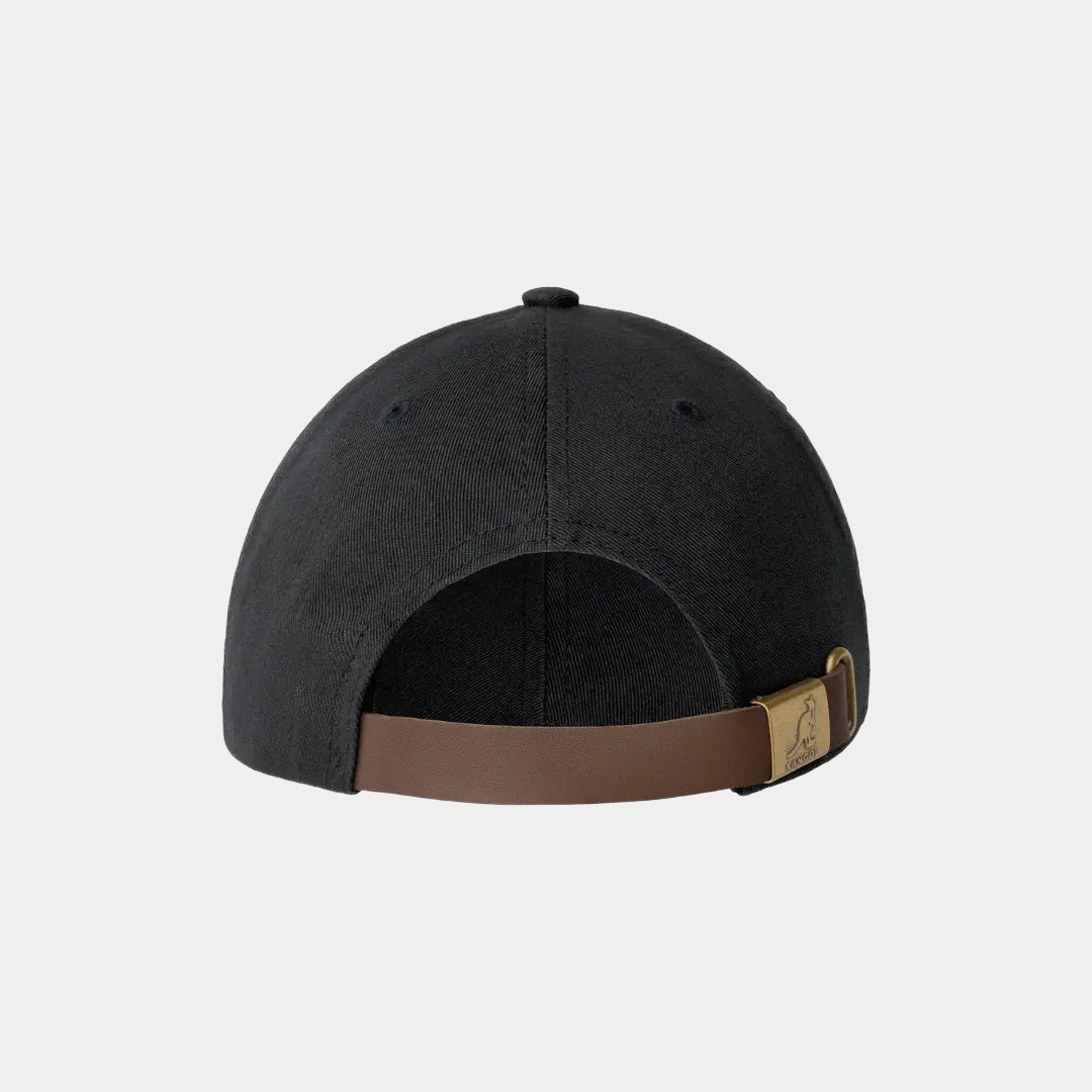 Dos de la casquette Washed noire, sangle marron réglable et plaque Kangol dorée
