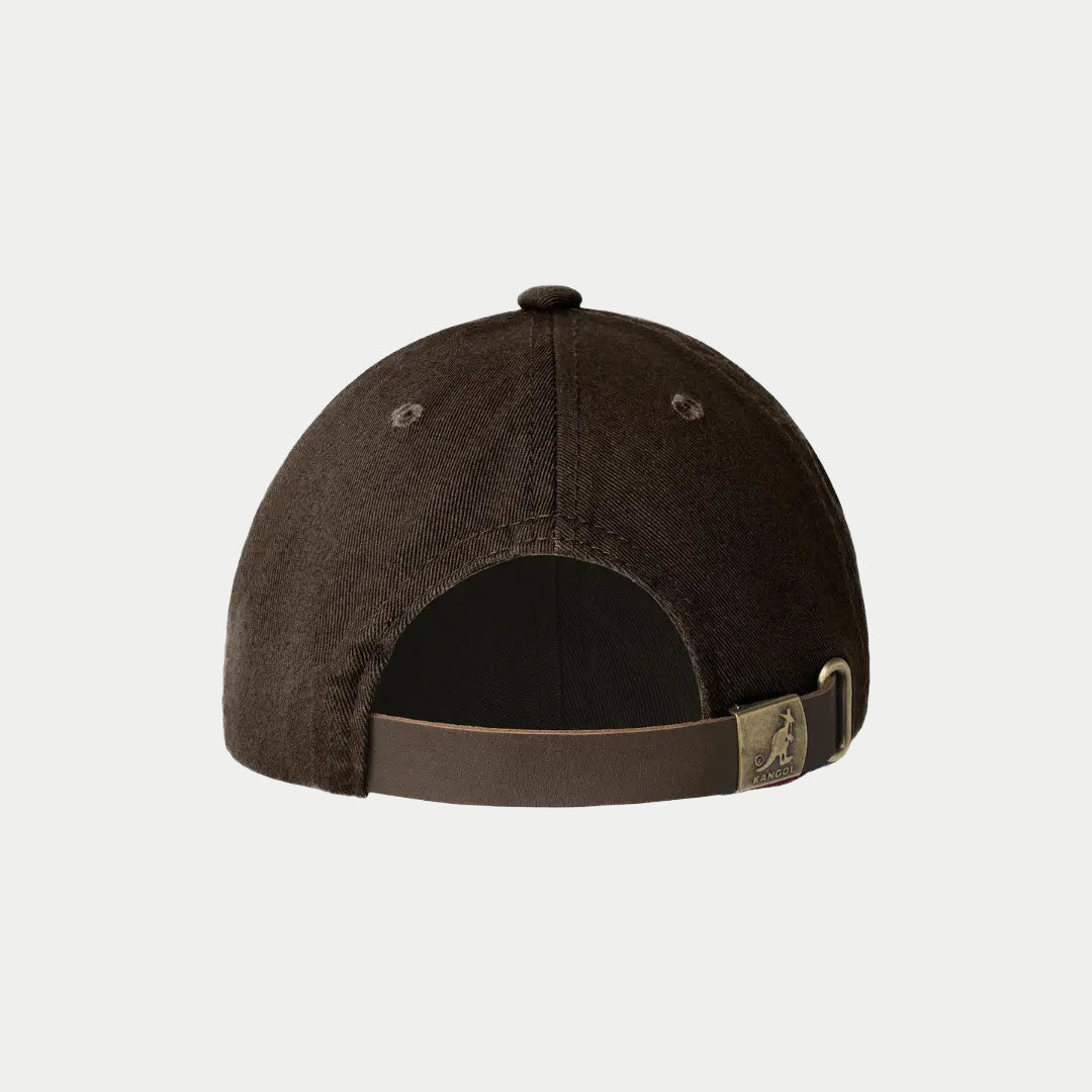 Dos de la casquette Washed brun café, sangle marron réglable et boucle Kangol laiton