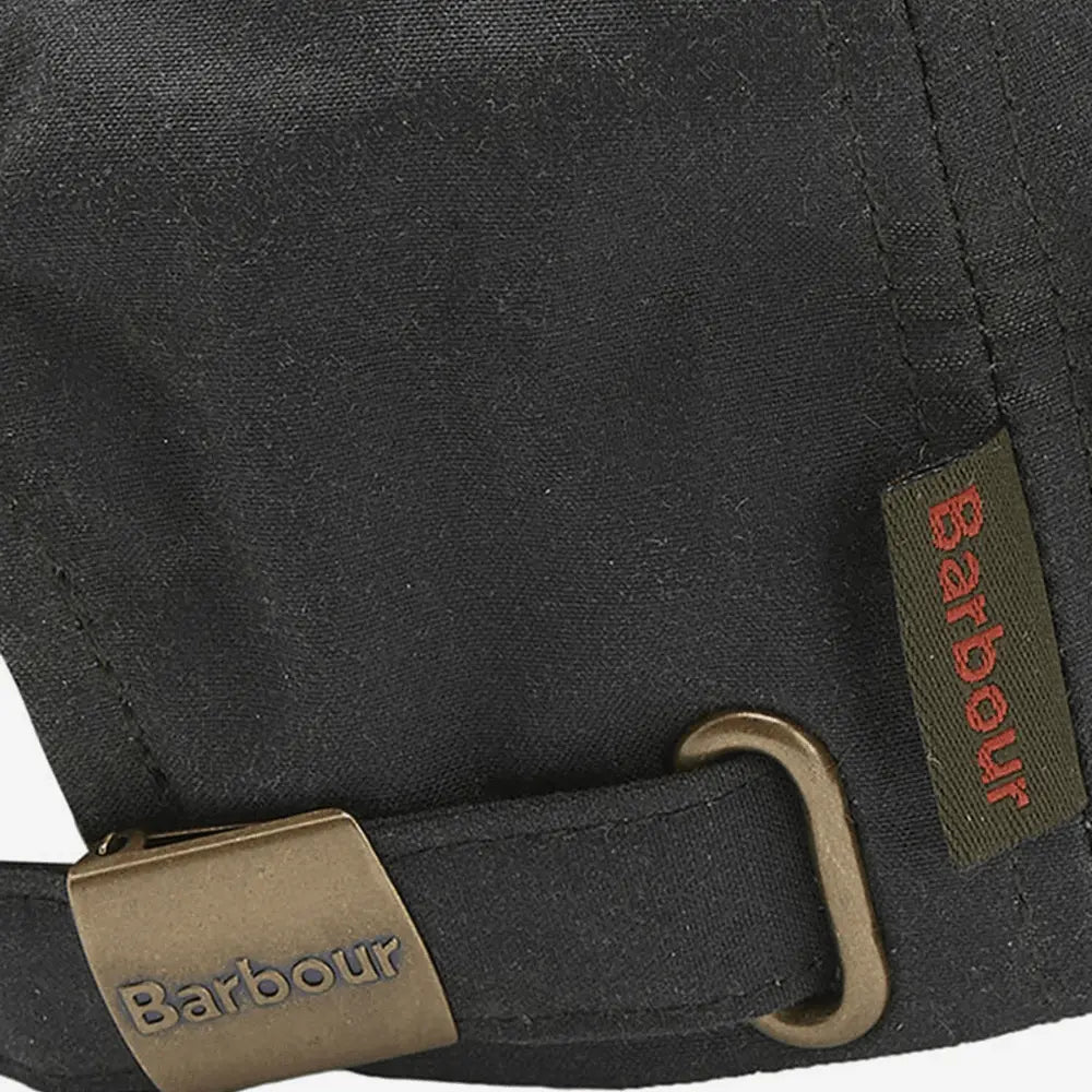 Macro de la boucle laiton vieilli gravée Barbour et de l'étiquette tissée olive