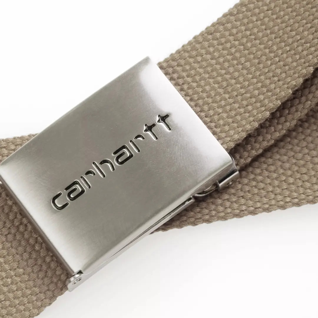 Gros plan de la boucle plaque en métal brossé et de son mécanisme à came sur la sangle beige sable Leather