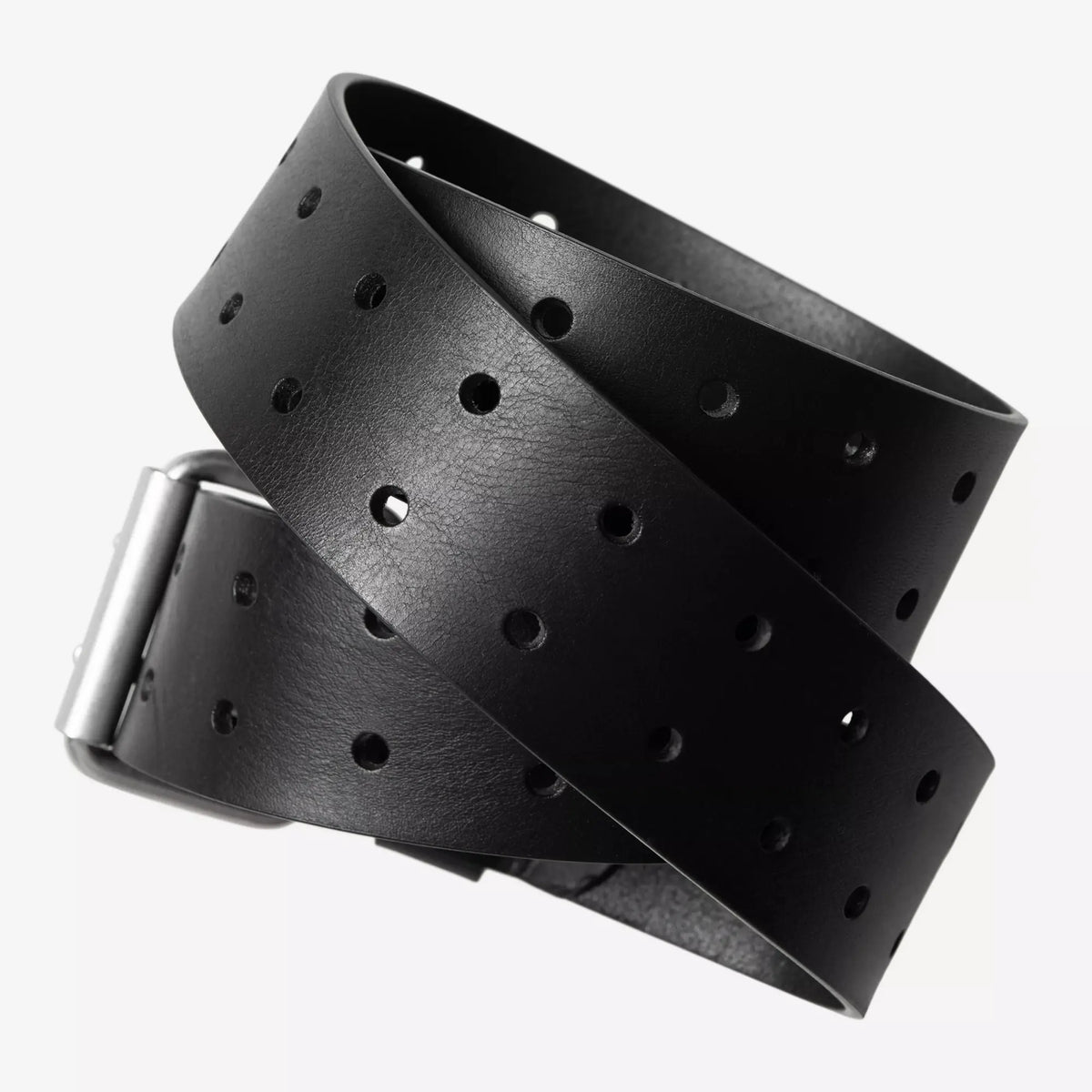 Détail de la ceinture Double Script noire : sangle en cuir enroulée, œillets alignés par paires, passant cousu