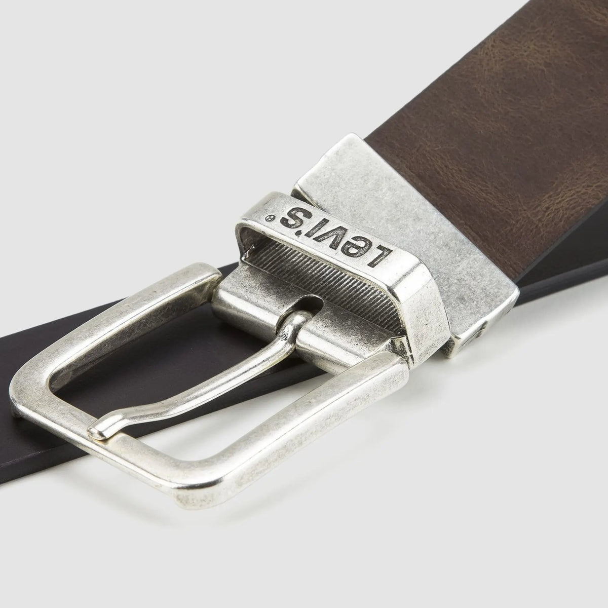 Détail de la boucle pivotante argent vieilli et du passant gravé Levi's, entre le brin marron et le brin noir