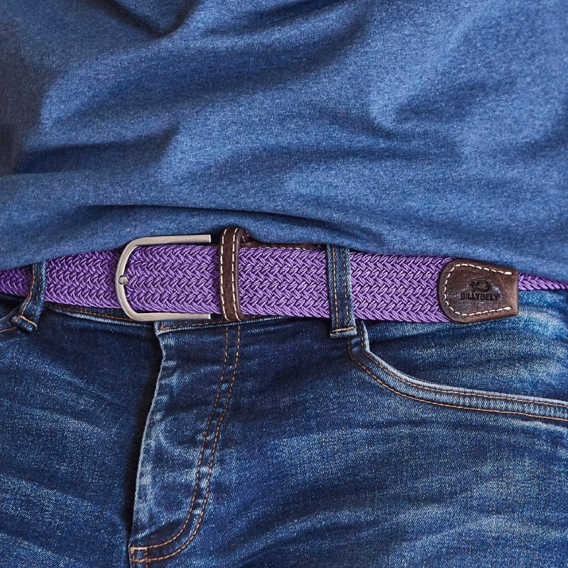 Tresse violet franc Améthyste fermée sur un jean bleu délavé, boucle argent brossé et patte de cuir brun foncé