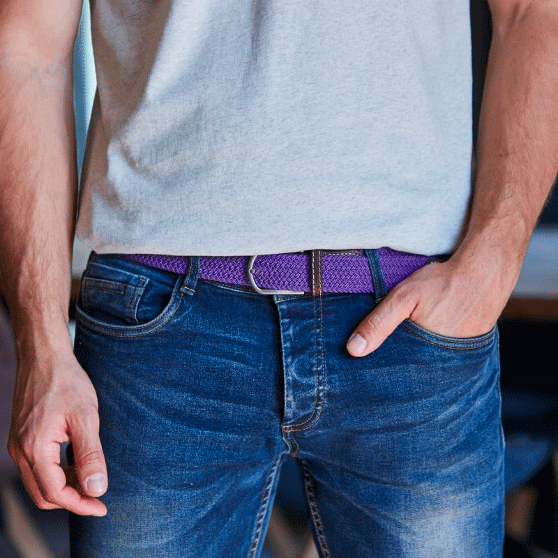 Ceinture Améthyste violette à la taille d'un jean bleu, portée avec un t-shirt gris chiné, cadrage trois quarts