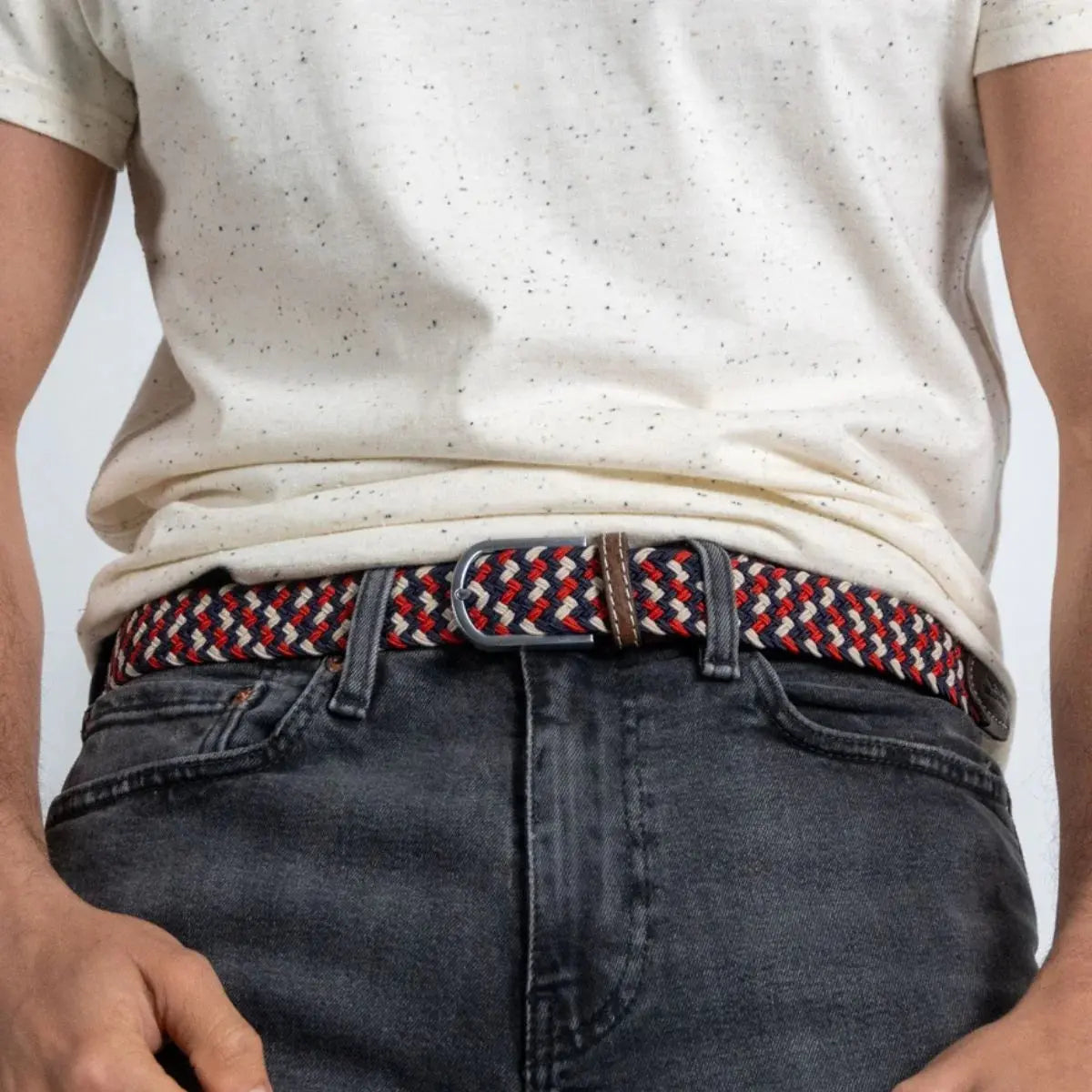 Tressage Amsterdam bleu marine, écru et rouge porté sur un jean gris foncé, boucle argent brossé et passant brun
