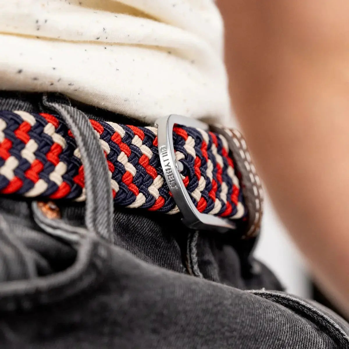 Boucle à ardillon argent satiné gravée BILLYBELT, refermée sur la tresse marine, écru et rouge d'Amsterdam