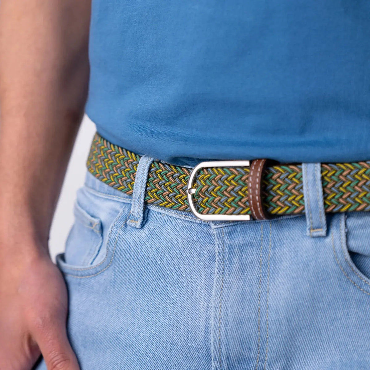 Chevrons verts, jaunes et saumon de la ceinture Belfast à la taille d'un jean clair, cadrage de trois quarts
