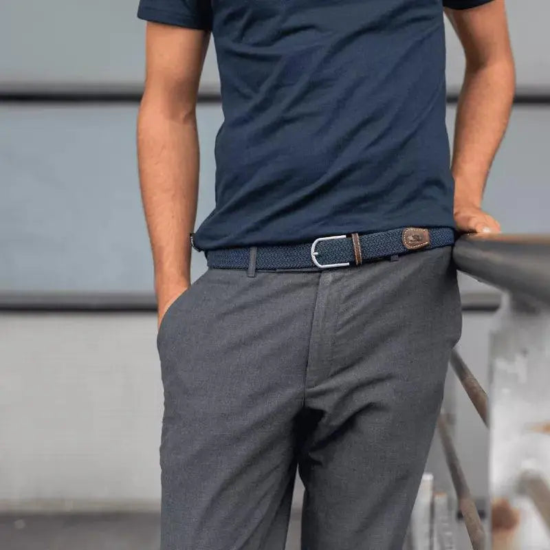 Ceinture Bleu Ardoise vue de dos à la taille d'un pantalon gris, tresse bleu marine grisé et boucle argentée