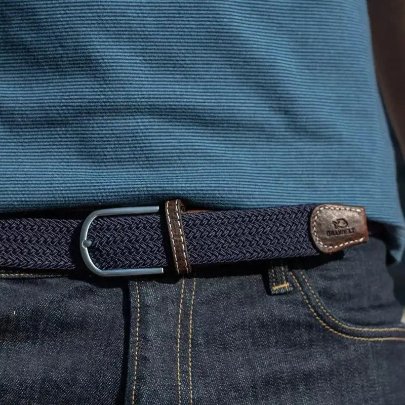 Tresse Bleu Marine sur un jean brut, boucle gris anthracite mate et passant de cuir brun surpiqué écru