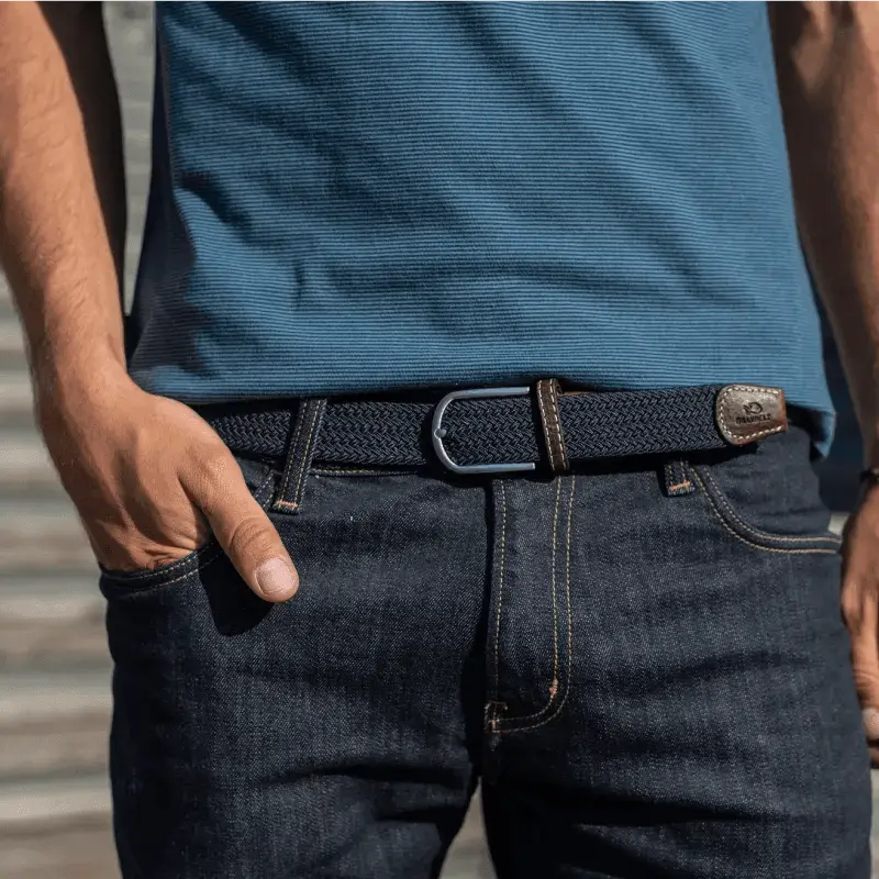 Ceinture Bleu Marine portée en extérieur sur un jean brut, boucle gris mate et patte de cuir brun sur la hanche