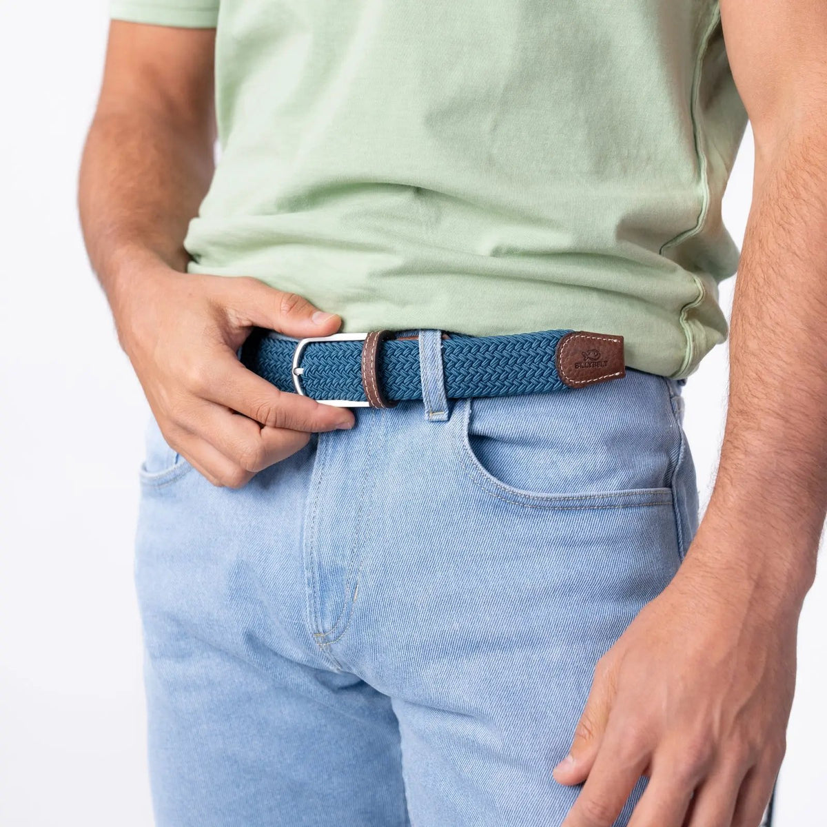 Tresse Bleu Seram bleu canard portée sur un jean bleu clair avec un t-shirt vert amande, boucle argentée