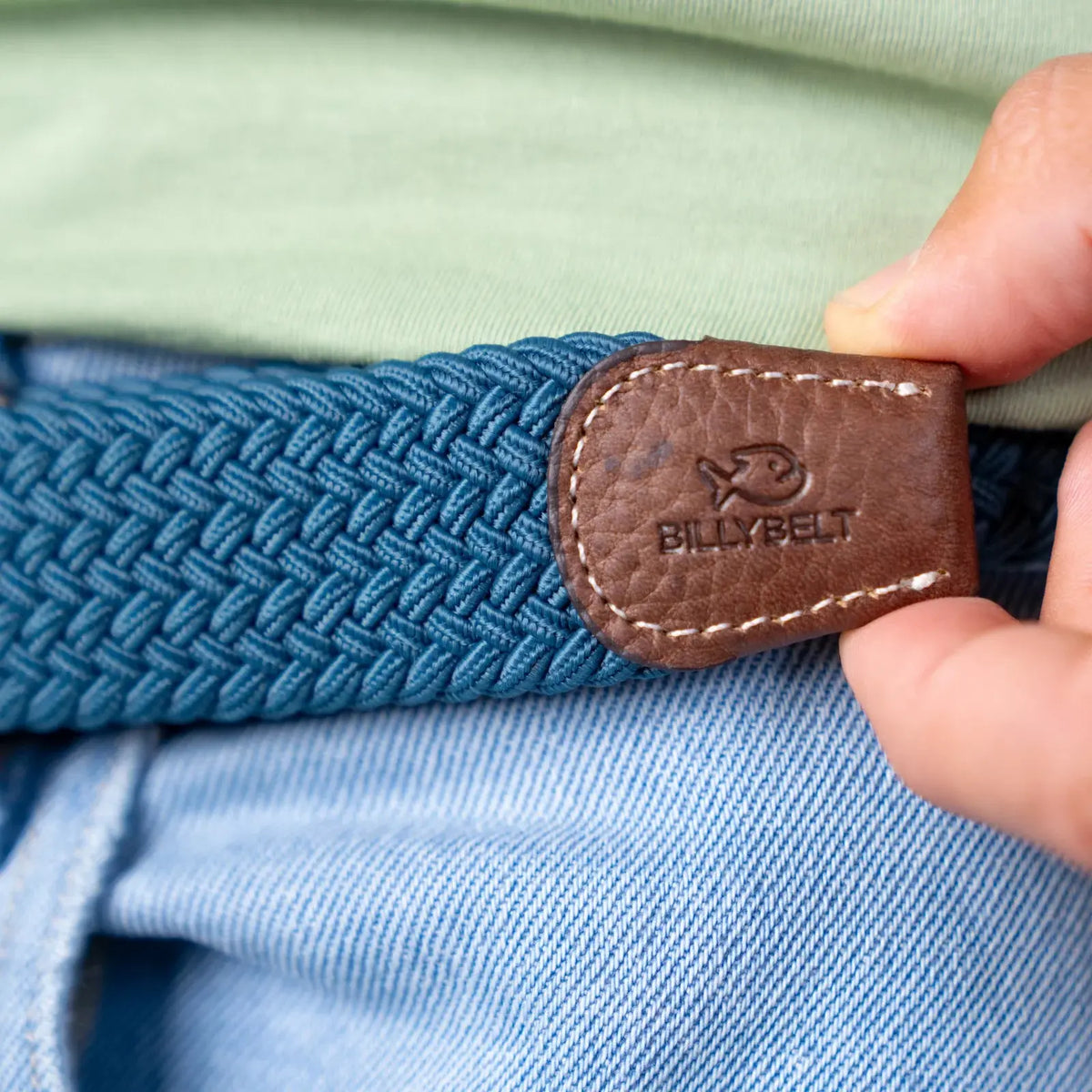 Patte de cuir brun grainé au poisson BILLYBELT gravé, tirée au bout du tressage bleu canard Bleu Seram