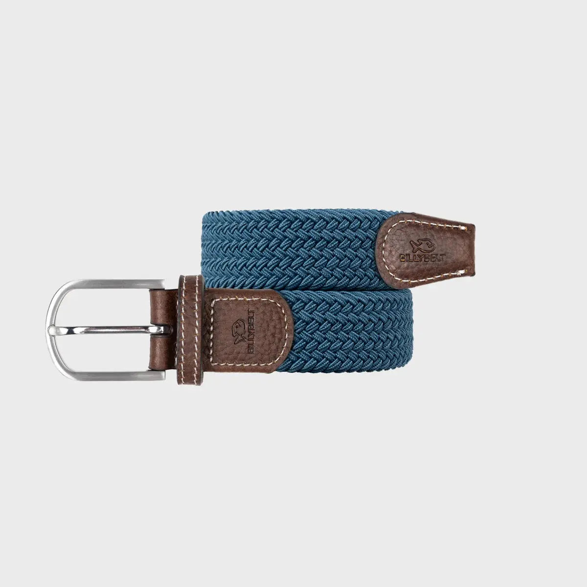 Ceinture Bleu Seram enroulée : tresse élastique bleu canard grisé, embouts de cuir brun et boucle argent poli