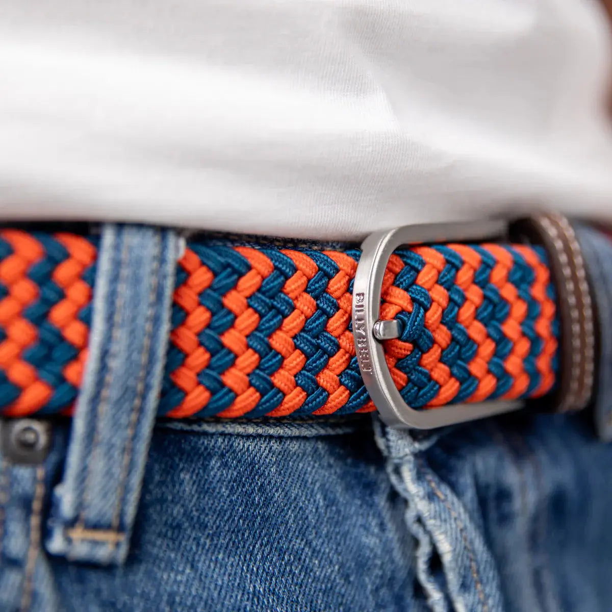Boucle argent brossé gravée BILLYBELT fermée sur les zigzags orange et bleu pétrole de la ceinture Cambridge