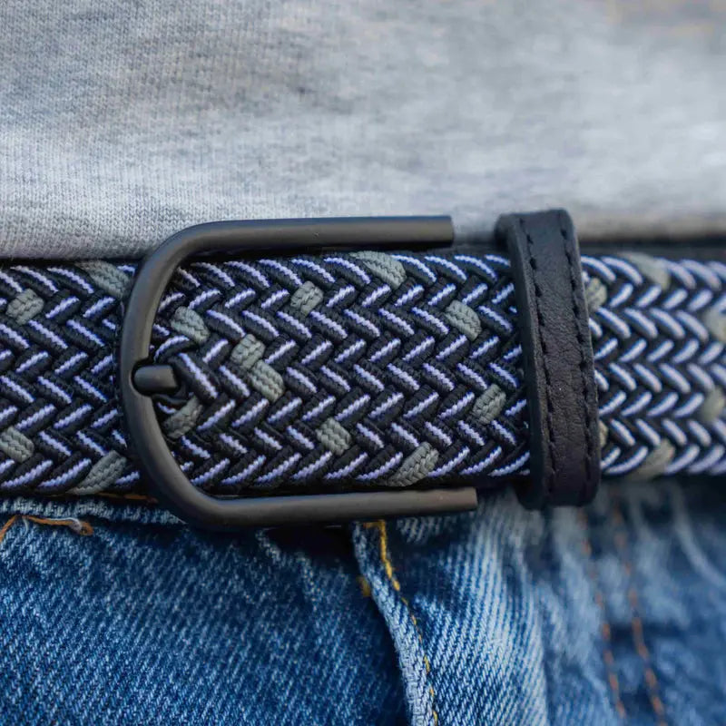 Macro du tressage noir, blanc et gris-vert avec boucle noire mate et passant en cuir noir surpiqué ton sur ton.