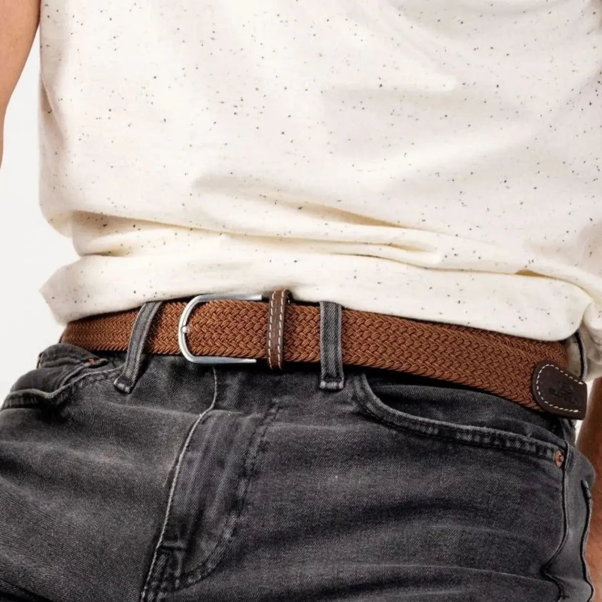 Ceinture Marron Caramel fauve portée sur un jean noir délavé, boucle argentée et passant de cuir marron surpiqué