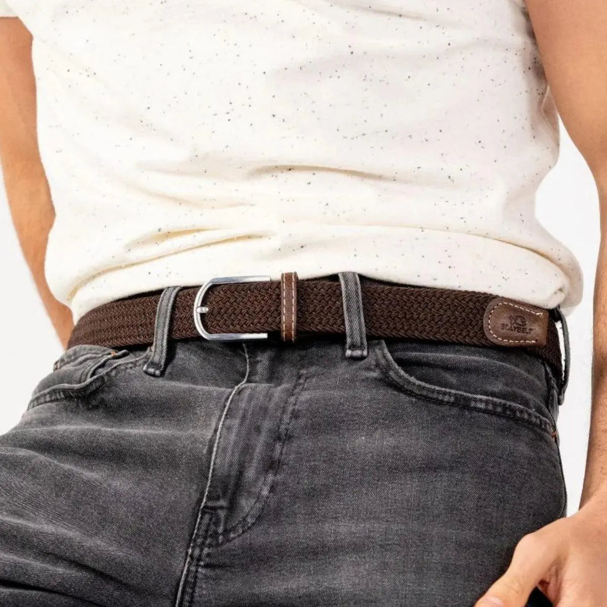 Ceinture Marron Feuille brun foncé portée sur un jean gris avec un tee-shirt écru, boucle argentée brossée