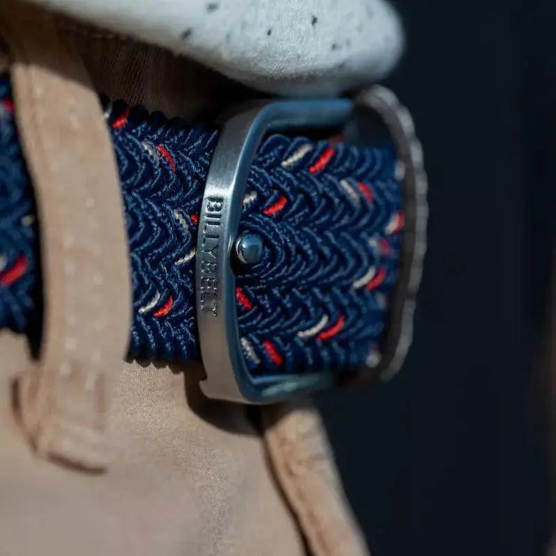 Gros plan de la boucle rectangulaire gris anthracite gravée BillyBelt, tressage Oxford bleu marine, rouge et blanc