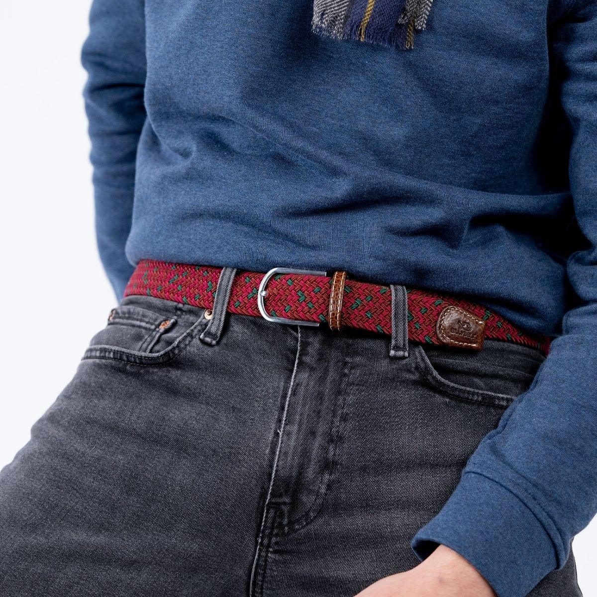 Ceinture Pékin framboise et brique portée sur un jean gris foncé, boucle argentée et passant de cuir marron