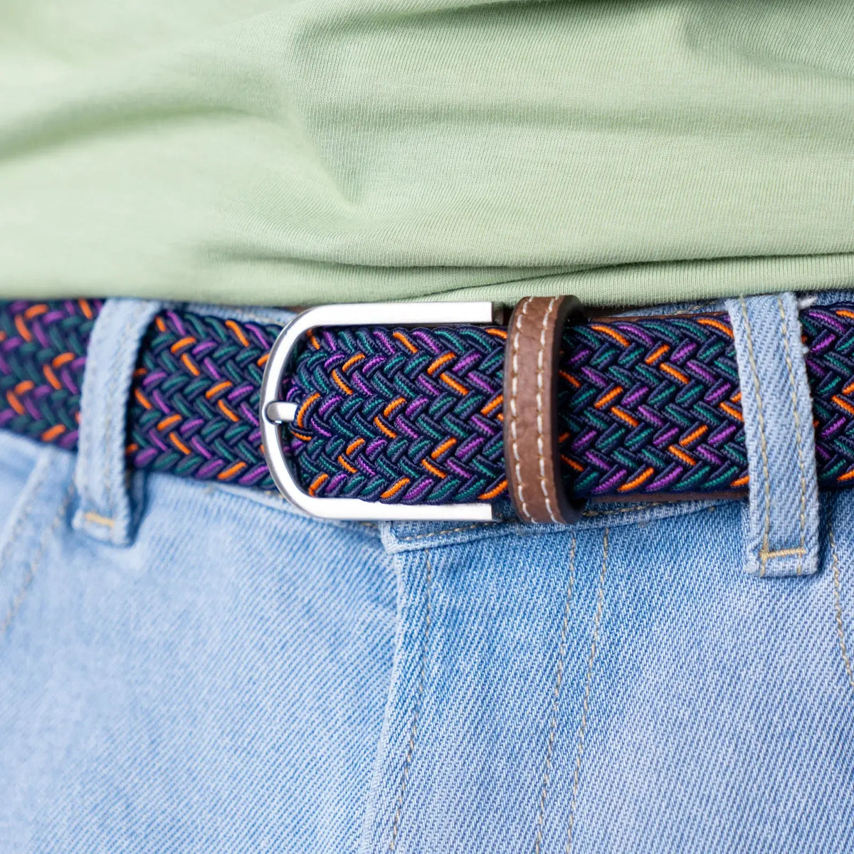 Ceinture Varsovie multicolore portée sur un jean clair, boucle argentée et passant de cuir marron surpiqué de blanc