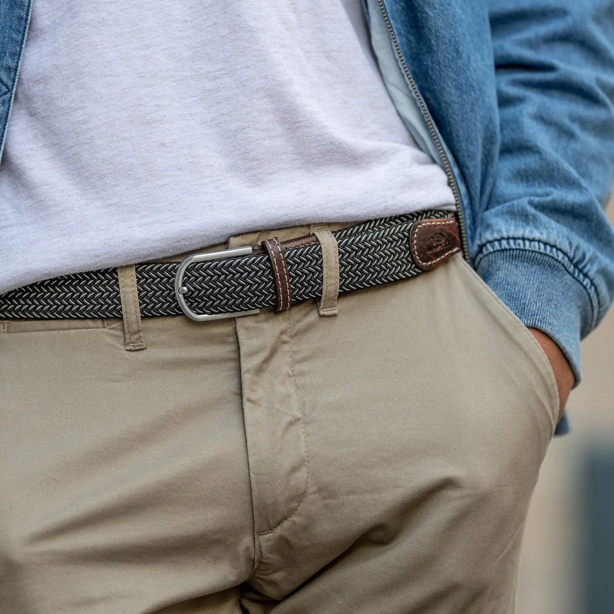 Ceinture Vienne noir et blanc portée sur un chino beige, boucle argentée brossée et passant de cuir marron