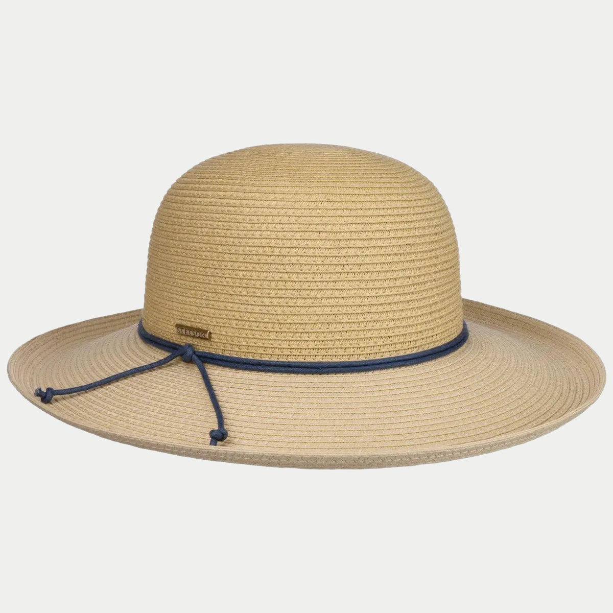 Capeline en paille naturelle de profil, large bord souple et cordon bleu marine