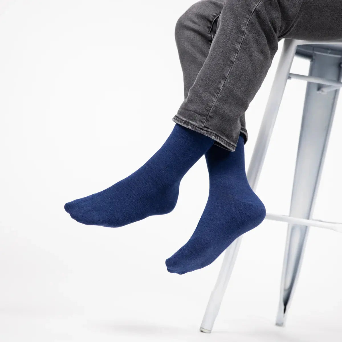 Chaussettes en bambou bleu chiné vues jambes croisées, tombé souple de la tige et pointe bien arrondie
