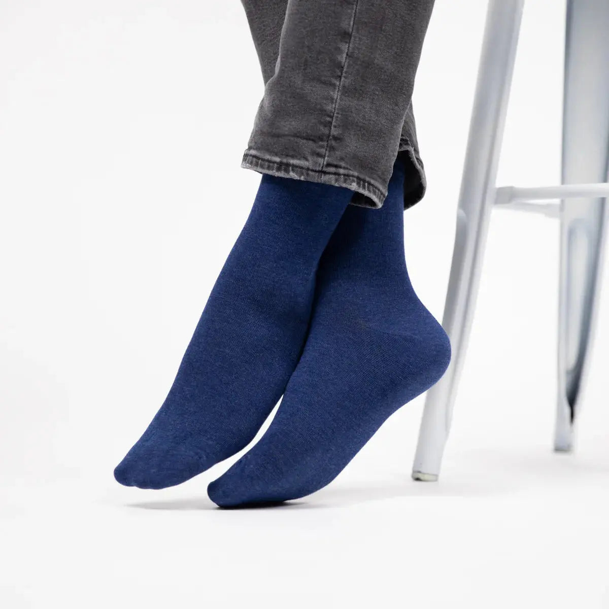 Paire bleu chiné portée de trois quarts, la maille s'éclaircit là où la lumière frappe le coup de pied