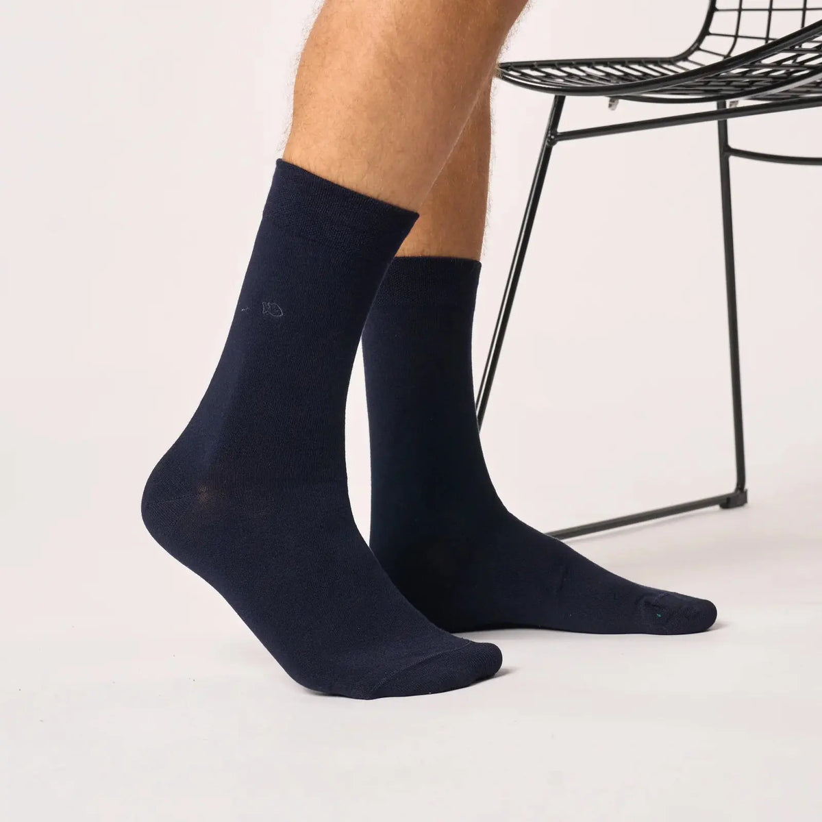 Paire en bambou Bleu Marine portée debout, tige droite mi-mollet, maille lisse sans motif et au tombé fluide