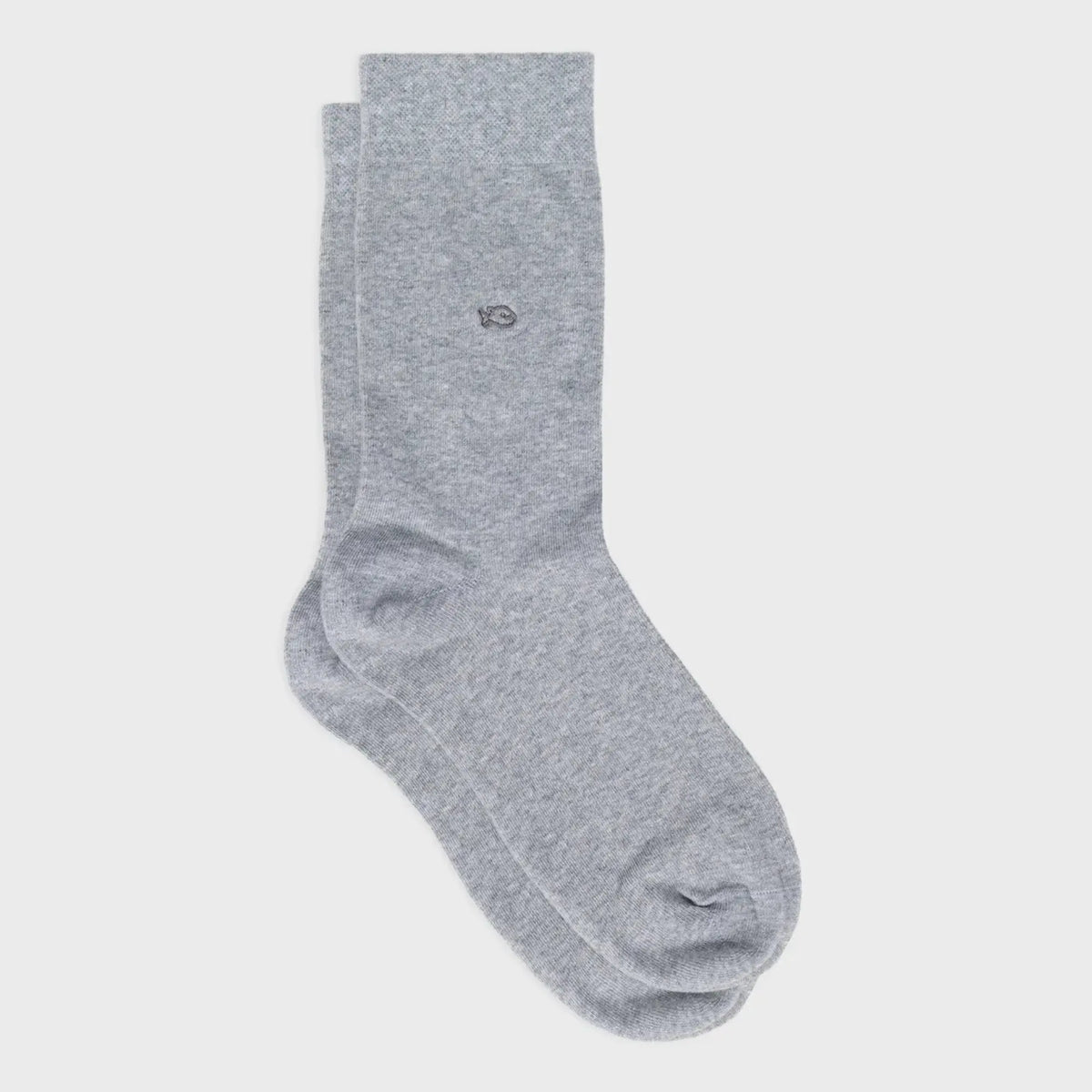 Chaussettes BillyBelt en bambou gris clair chiné à plat, poisson brodé gris foncé au milieu de la tige