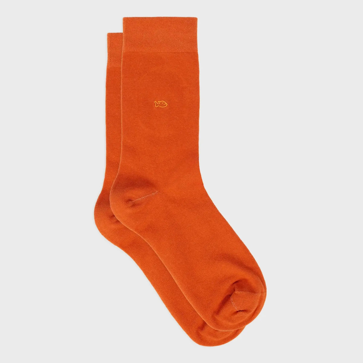 Chaussettes BillyBelt en bambou orange terracotta à plat, maille fine unie et poisson brodé doré sur la tige