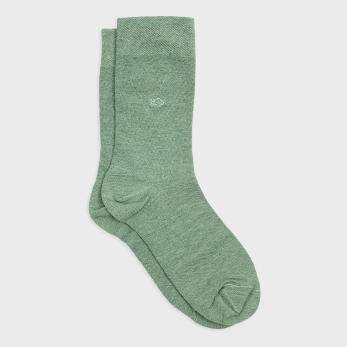 Chaussettes BillyBelt en bambou vert amande chiné à plat, maille fine et poisson brodé ton sur ton sur la tige