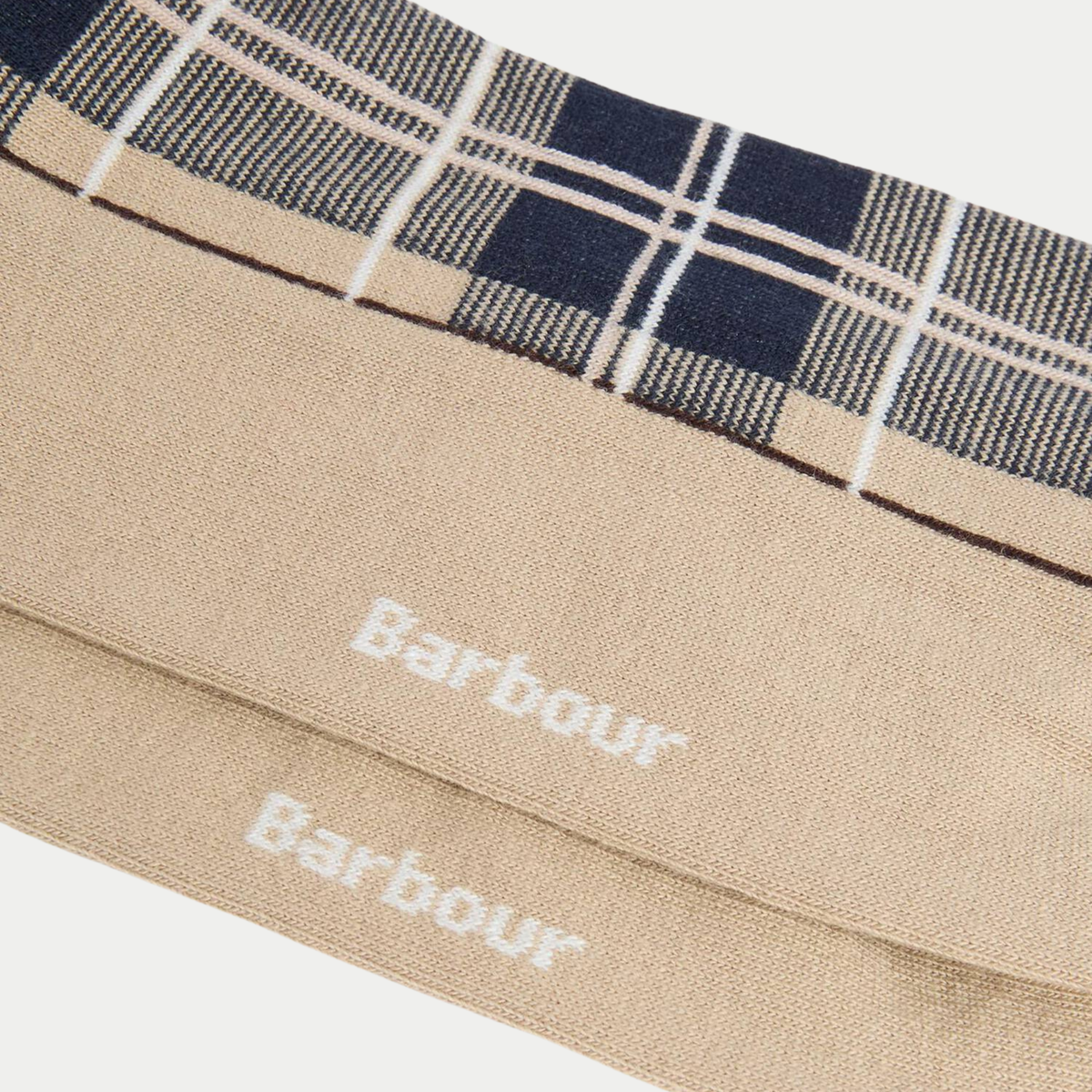 Chaussettes Blyth Birchwood Tartan : gros plan sur le logo Barbour tricoté blanc et les carreaux marine et écru