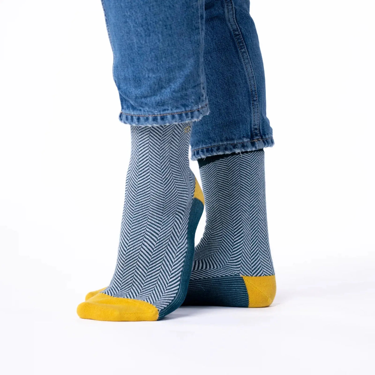 Chevrons bleu canard vus de dos, le talon jaune moutarde tranche sur la bande canard du dessous du pied
