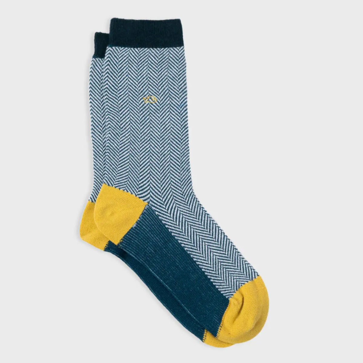 Chaussettes BillyBelt à chevrons bleu canard et blanc à plat, talon et pointe jaune moutarde, bord-côte canard