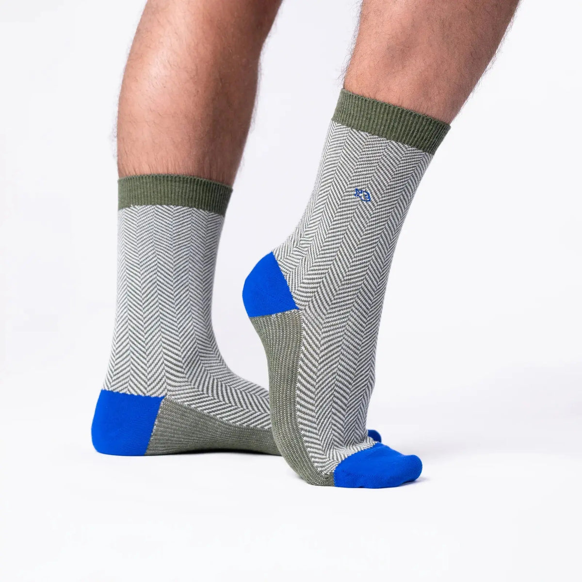 Paire à chevrons kaki portée de dos, talons et pointes bleu roi, dessous du pied kaki sur les deux pieds