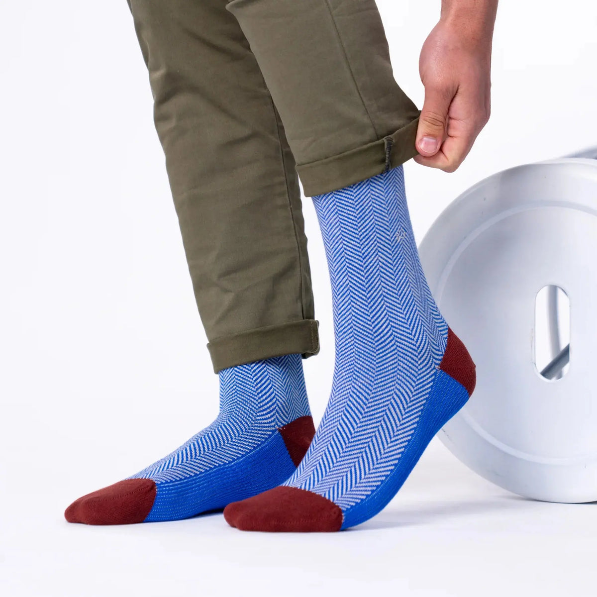 Chaussettes à chevrons bleu roi portées sous un pantalon kaki, pointes bordeaux et dessous du pied bleu